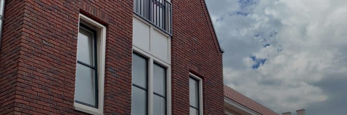 kozijnen met roeden op het glas