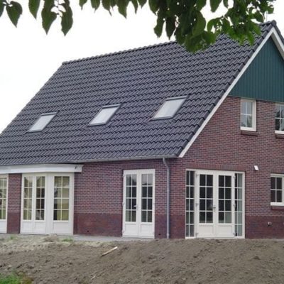 Woning met roeden in het glas
