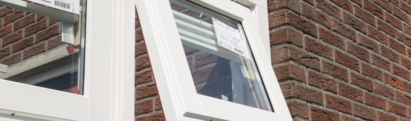 houten klepraam in houten kozijn