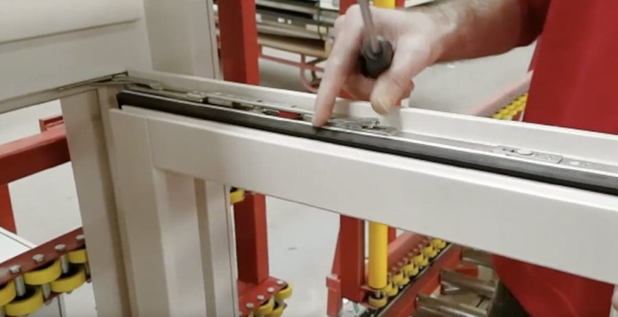 raam in kozijn monteren